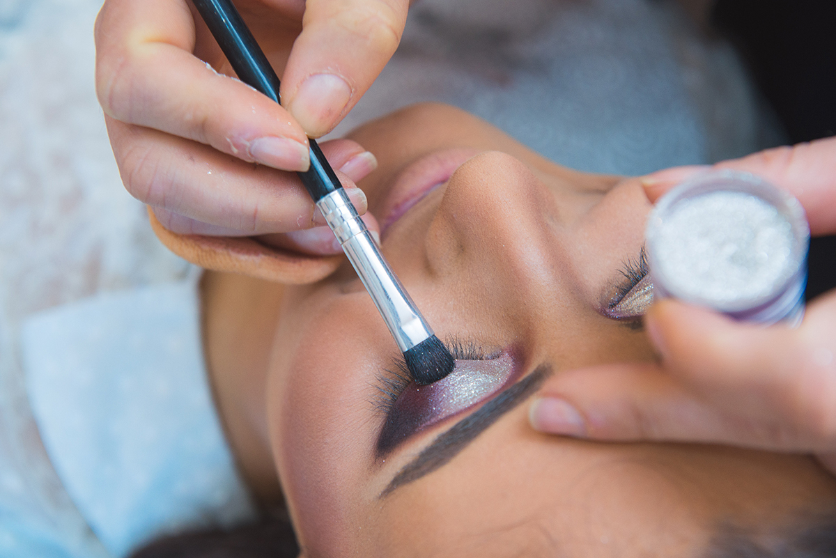 Detalhe da finalização da maquiagem da formanda no dia da formatura em odontologia em Pelotas- Foto por Marco Moscarelli Fotografo