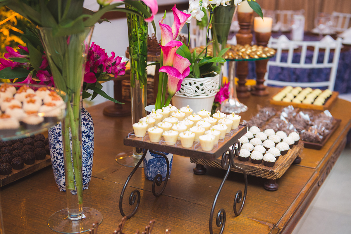 Fotografia em detalhe da mesa de doces que compõe a decoração da recepção de formatura em odontologia em Pelotas. Foto por Marco Moscarelli Fotografo