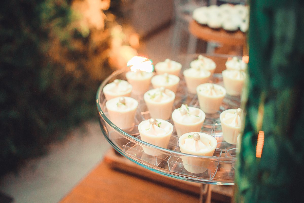 Fotografia em detalhe da mesa de doces e dos doces  que compõe a decoração da recepção de formatura em odontologia em Pelotas. Foto por Marco Moscarelli Fotografo