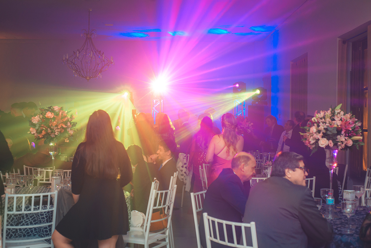 Fotografia das luzes que compõe a decoração da festa de formatura em odontologia em Pelotas. Foto por Marco Moscarelli Fotografo.