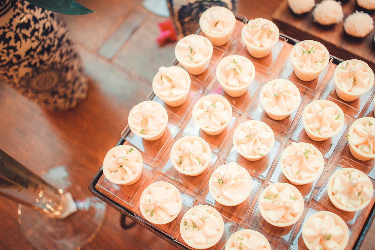 Fotografia em detalhe da mesa de doces e dos doces  que compõe a decoração da recepção de formatura em odontologia em Pelotas. Foto por Marco Moscarelli Fotografo