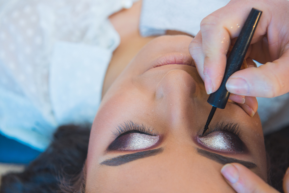 Detalhe da finalização da maquiagem no olho da  formanda no dia da formatura em odontologia em Pelotas- Foto por Marco Moscarelli Fotografo