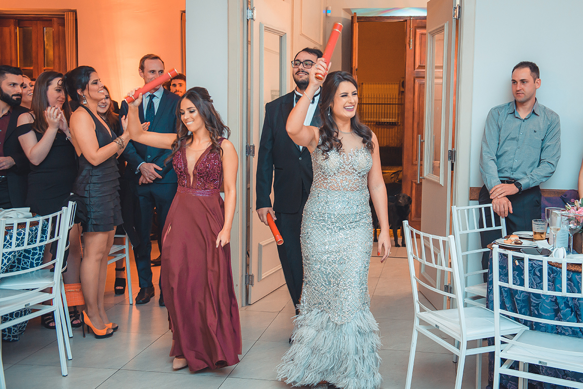Fotografia do momento da entrada dos formandos em odontologia em sua recepção de formatura em Pelotas. Foto por Marco Moscarelli Fotografo