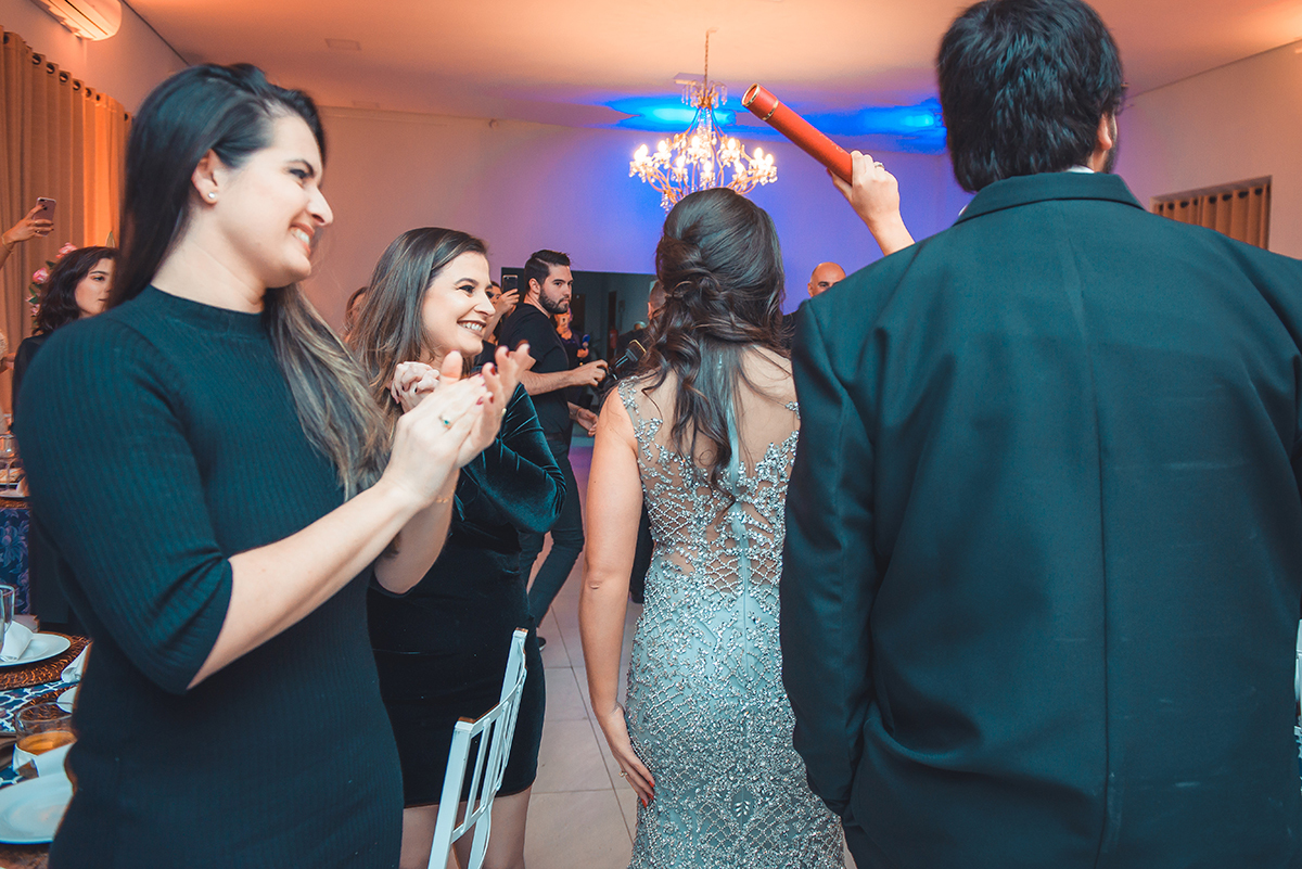 Fotografia do momento da entrada dos formandos em odontologia em sua recepção de formatura em Pelotas. Foto por Marco Moscarelli Fotografo