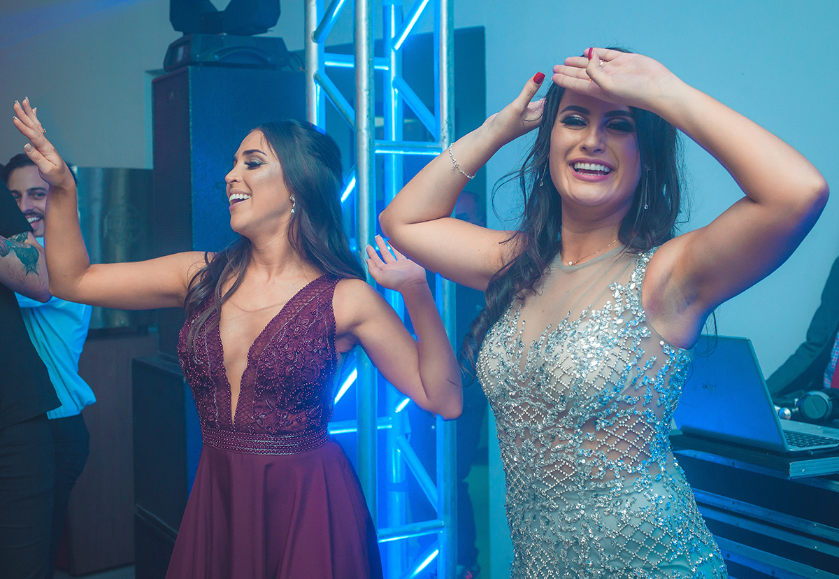  Formanda dançando durante a sua recepção de formatura em odontologia em pelotas. Foto por Marco Moscarelli Fotografo.