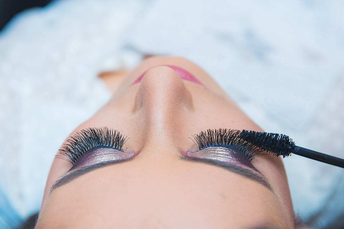 Detalhe da finalização da maquiagem da formanda no dia da formatura em odontologia em Pelotas- Foto por Marco Moscarelli Fotografo