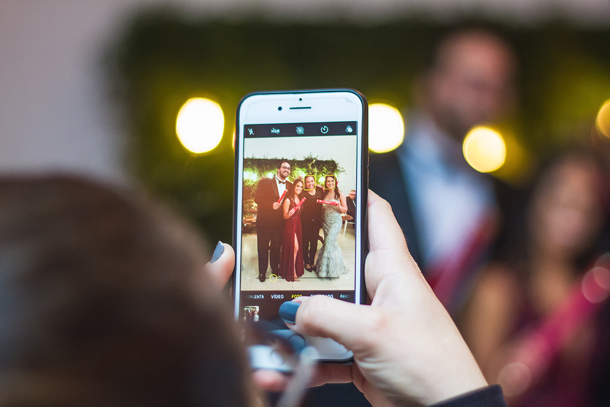 Formando posando para foto descontraida com seu canudo de formatura. Foto Por Marco Moscarelli Fotografo.