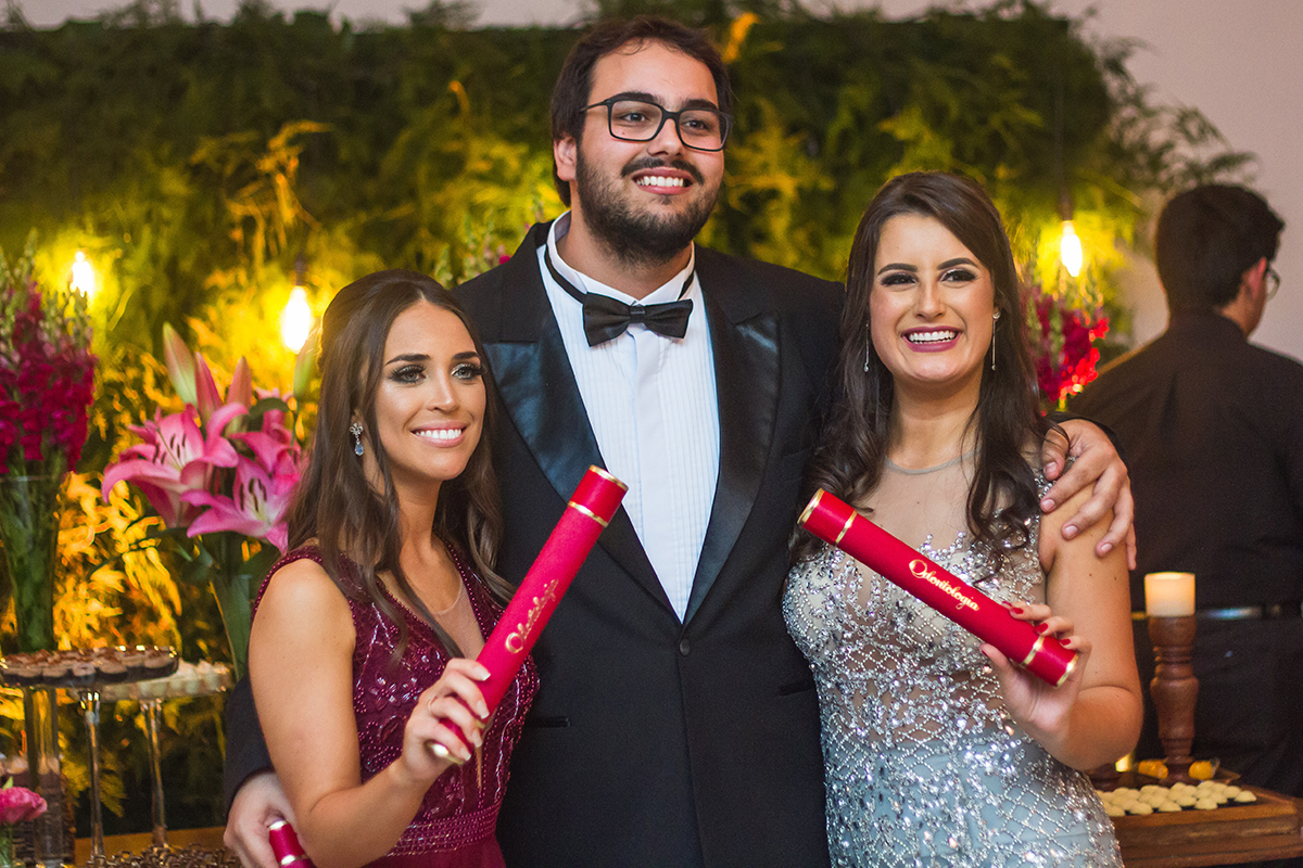 Formando posando para foto descontraida com suas amigas  formandas e  seu canudo de formatura. Foto Por Marco Moscarelli Fotografo.