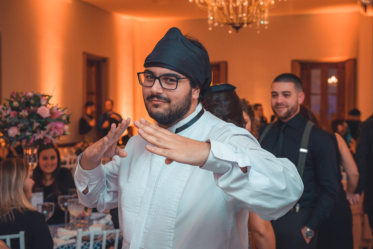 Formando em foto descontraída durante a sua recepção de  formatura em odontologia em Pelotas. Foto por Marco Moscarelli Fotografo.