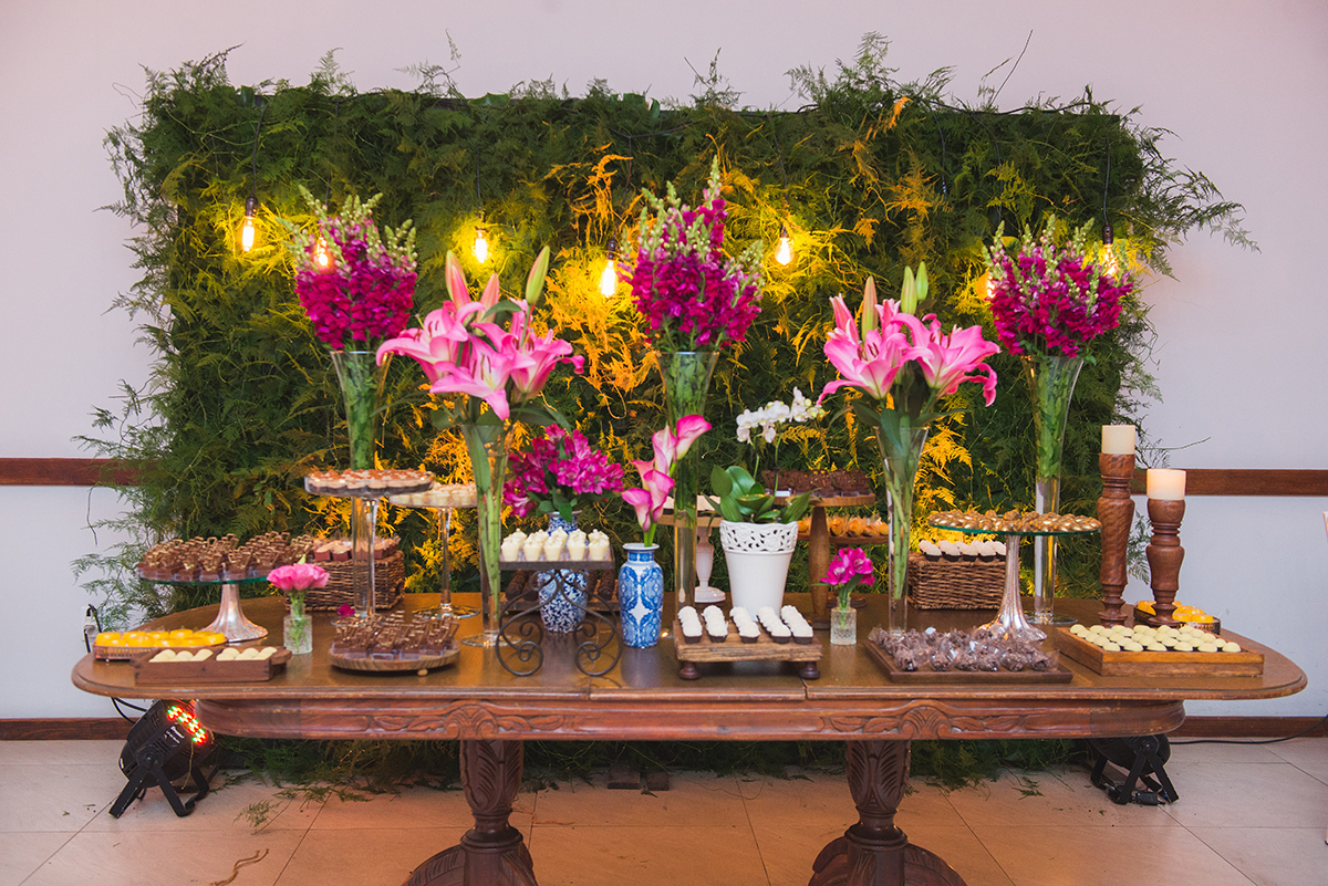 Fotografia em detalhe da mesa de doces que compõe a decoração da recepção de formatura em odontologia. Foto por Marco Moscarelli Fotografo.