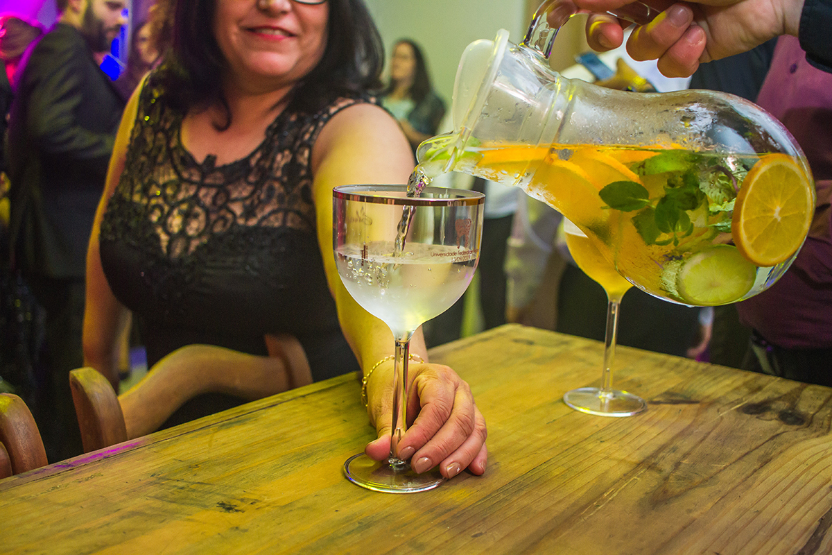 Formando em foto descontraída durante a sua recepção de  formatura em odontologia em Pelotas. Foto por Marco Moscarelli Fotografo.