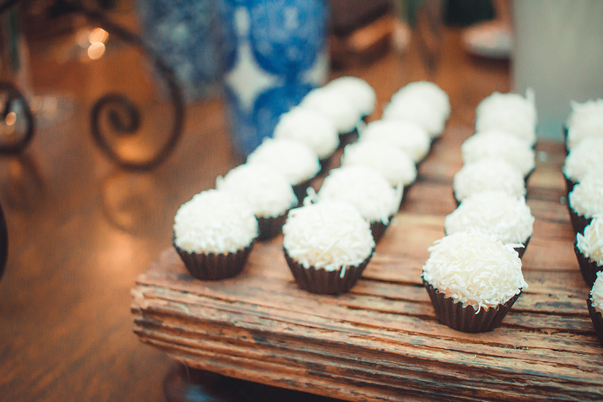 Fotografia em detalhe da mesa de doces que compõe a decoração da recepção de formatura em odontologia. Foto por Marco Moscarelli Fotografo.