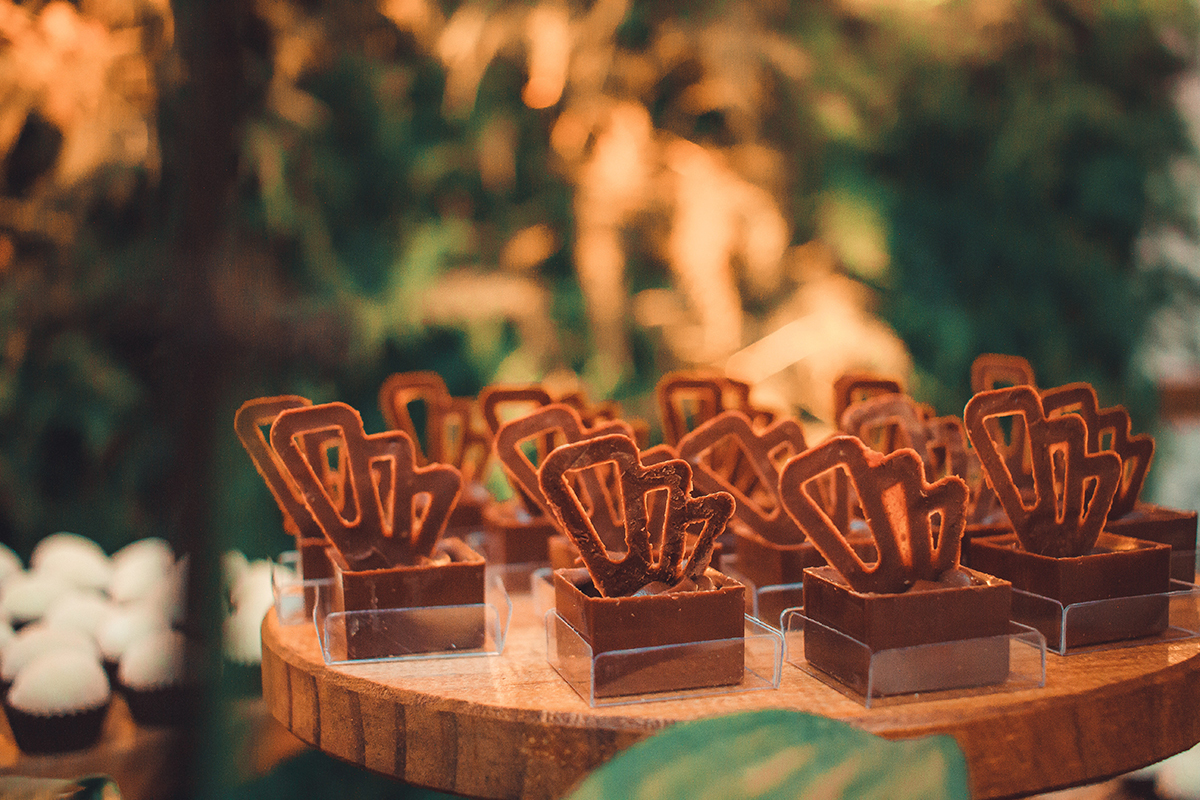 Fotografia em detalhe da mesa de doces que compõe a decoração da recepção de formatura em odontologia. Foto por Marco Moscarelli Fotografo.