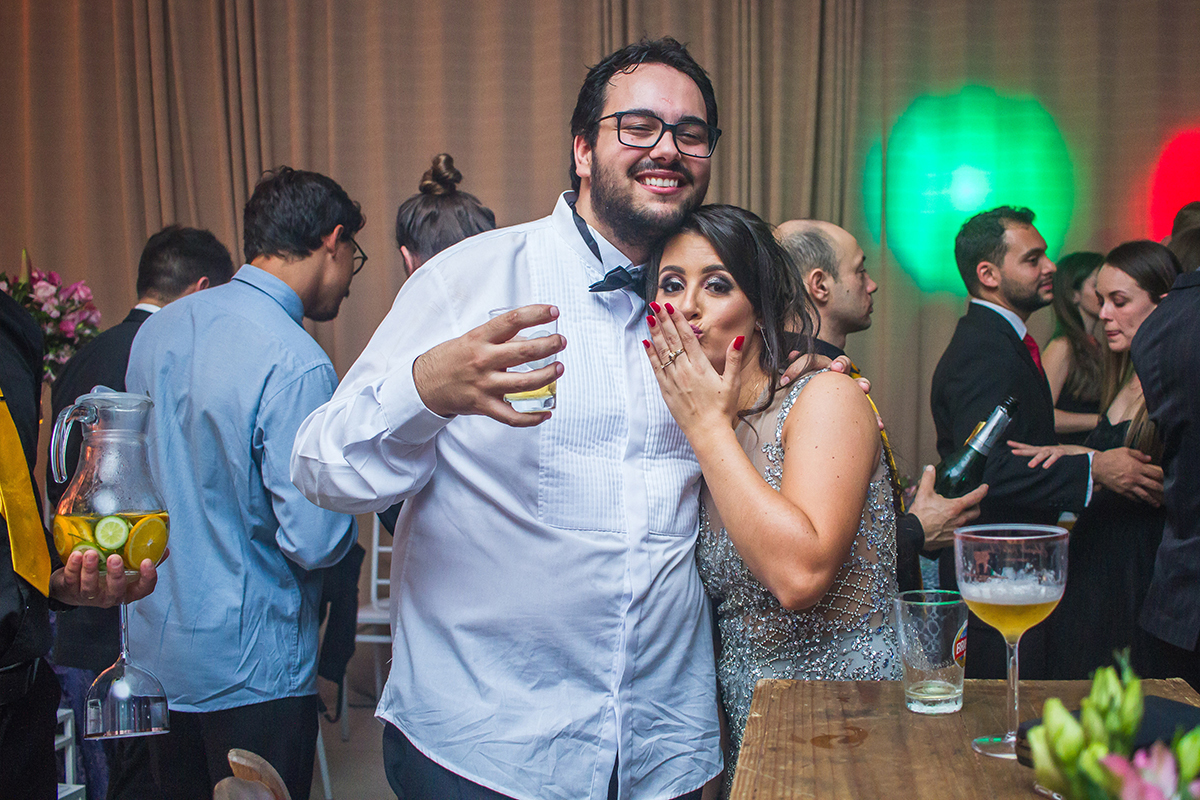 Formando em foto descontraída durante a sua recepção de  formatura em odontologia em Pelotas. Foto por Marco Moscarelli Fotografo.
