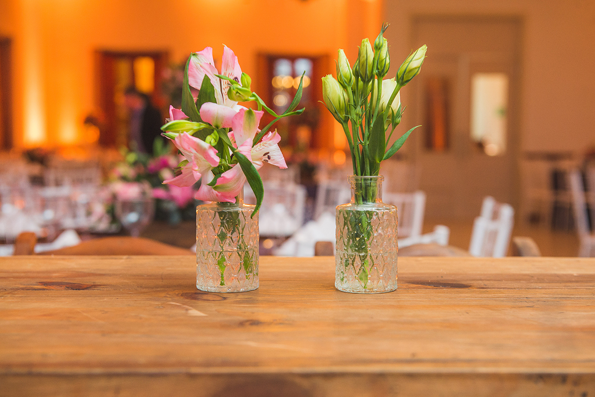 Fotografia em detalhe da mesa de doces que compõe a decoração da recepção de formatura em odontologia. Foto por Marco Moscarelli Fotografo.