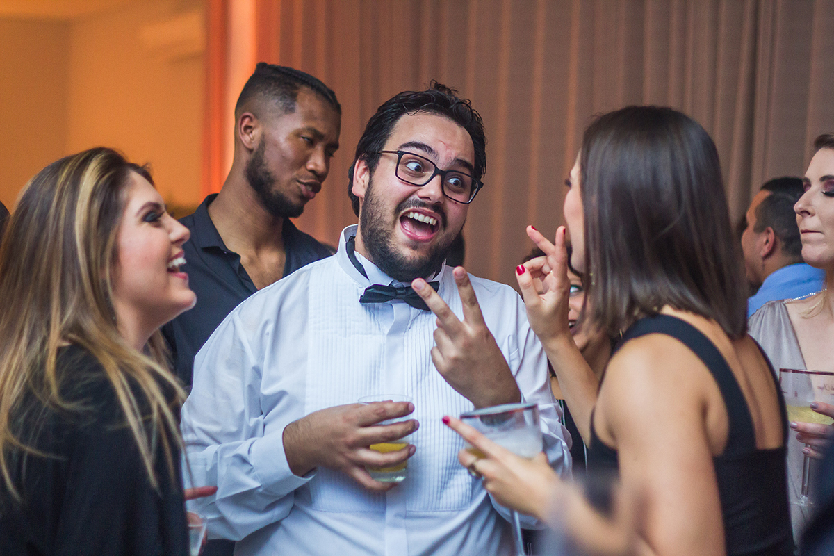 Formando em foto descontraída durante a sua recepção de  formatura em odontologia em Pelotas. Foto por Marco Moscarelli Fotografo.