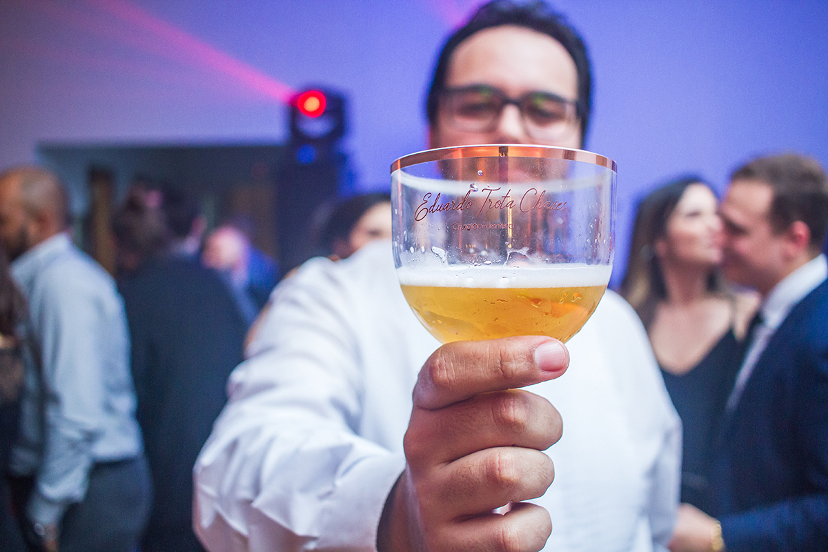 Formando em foto descontraída durante a sua recepção de  formatura em odontologia em Pelotas. Foto por Marco Moscarelli Fotografo.