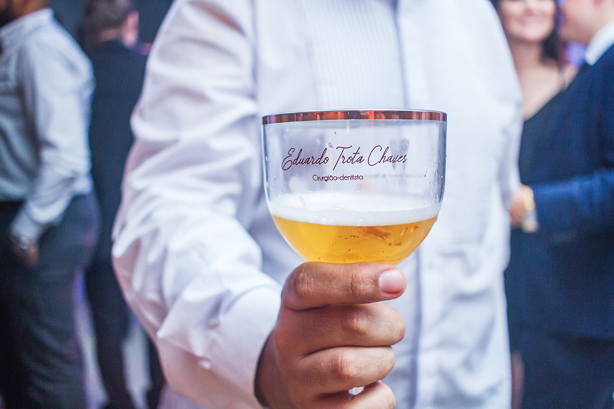 Formando em foto descontraída durante a sua recepção de  formatura em odontologia em Pelotas. Foto por Marco Moscarelli Fotografo.