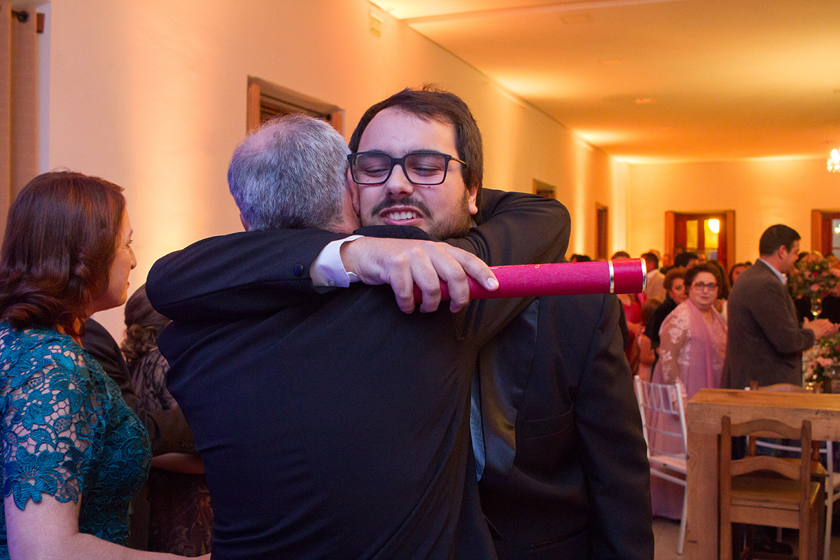 Formando em odontologia dando um abraço em seu pai durante a recepção de formatura. Foto por Marco Moscarelli fotografo.