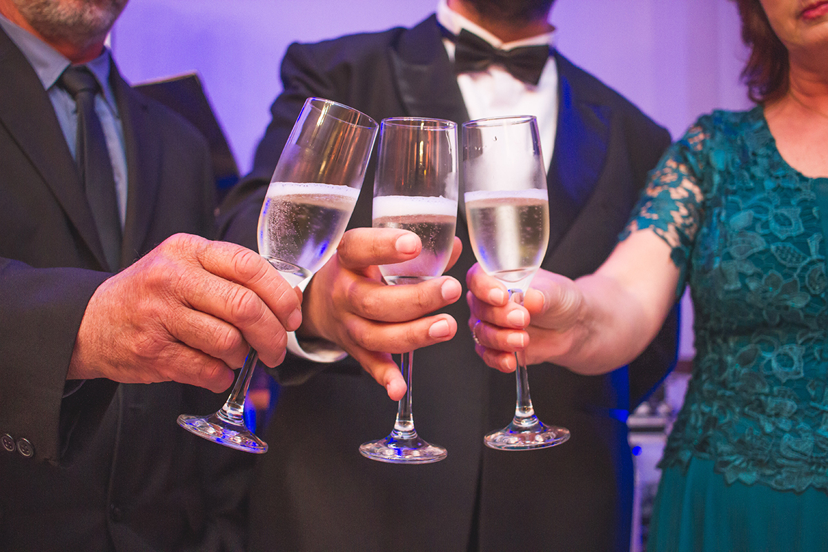 Fotografia em detalhe das taças durante o brinde do fomando durante a sua recepção de formatura em odontologia. Foto por Marco Moscarelli Fotografo.