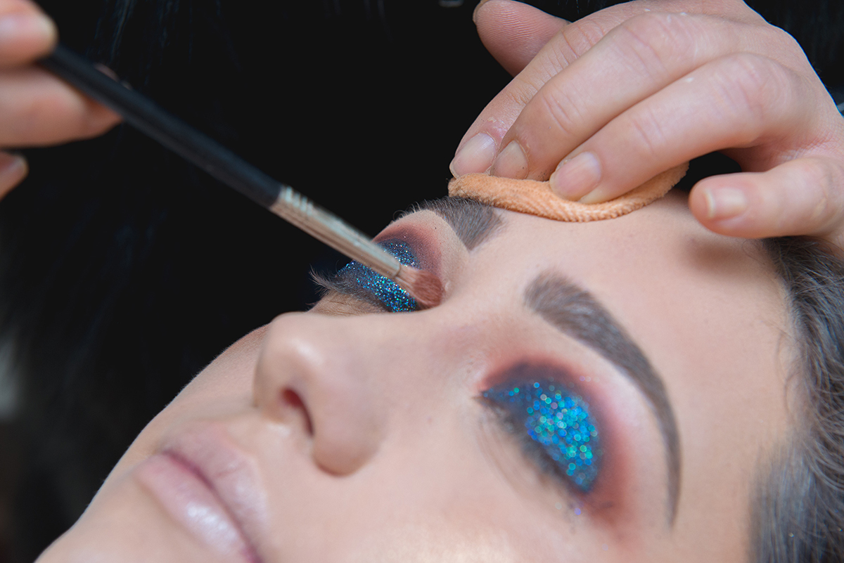 Foto de um detalhe da finalização da maquiagem da formanda no dia da sua formatura. Foto por Marco Moscarelli Fotografo. 