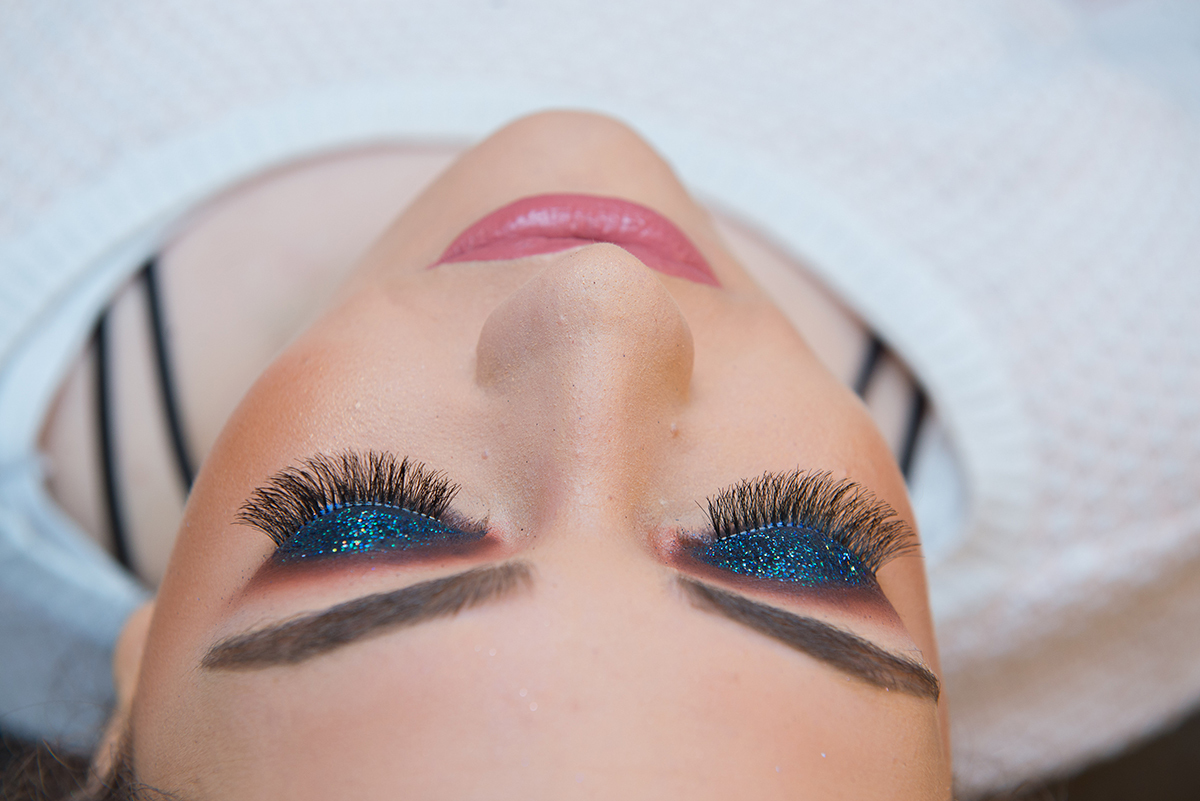 Foto de um detalhe da finalização da maquiagem da formanda no dia da sua formatura. Foto por Marco Moscarelli Fotografo. 