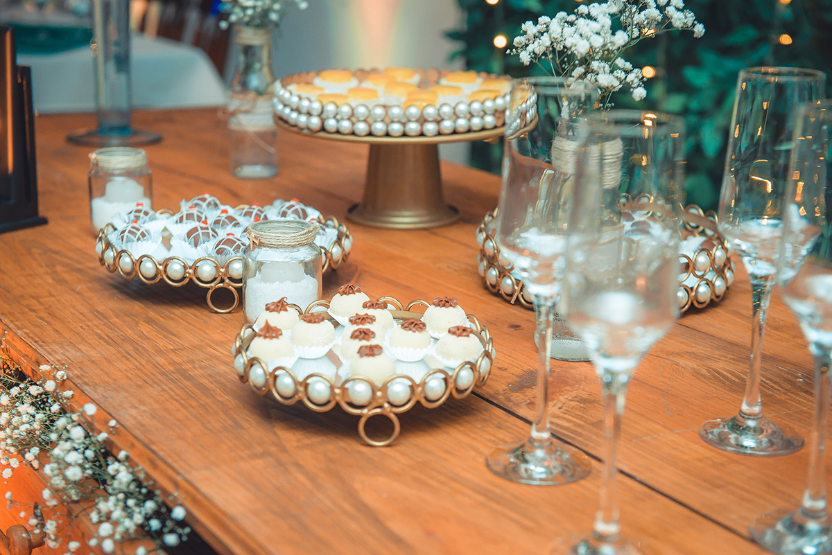 Detalhe da mesa de doces que compõe a decoração da recepção de formatura. Foto por Marco Moscarelli Fotografo.