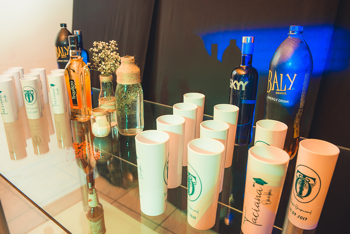 Detalhe da mesa de drinks e bebidas  que compõe a decoração da recepção de formatura. Foto por Marco Moscarelli Fotografo.