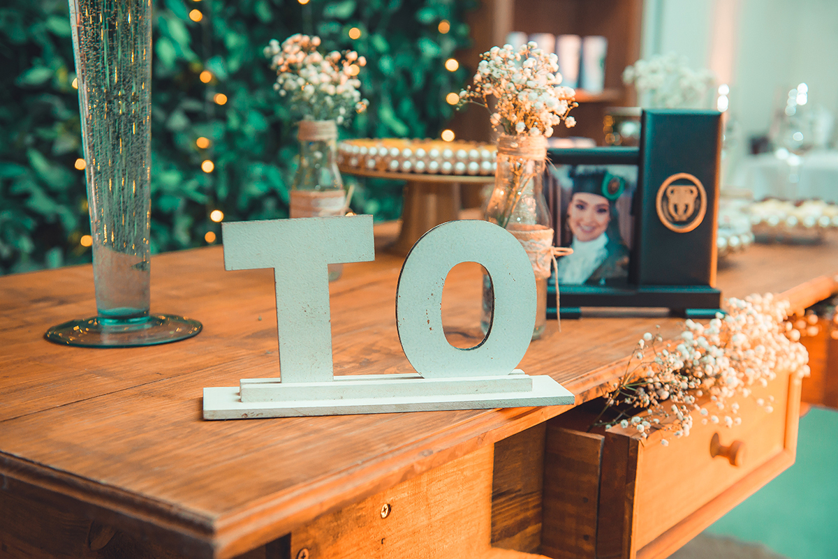 com o quadrinho de formatura em primeiro plano. foto por Marco Moscarelli Fotografo.