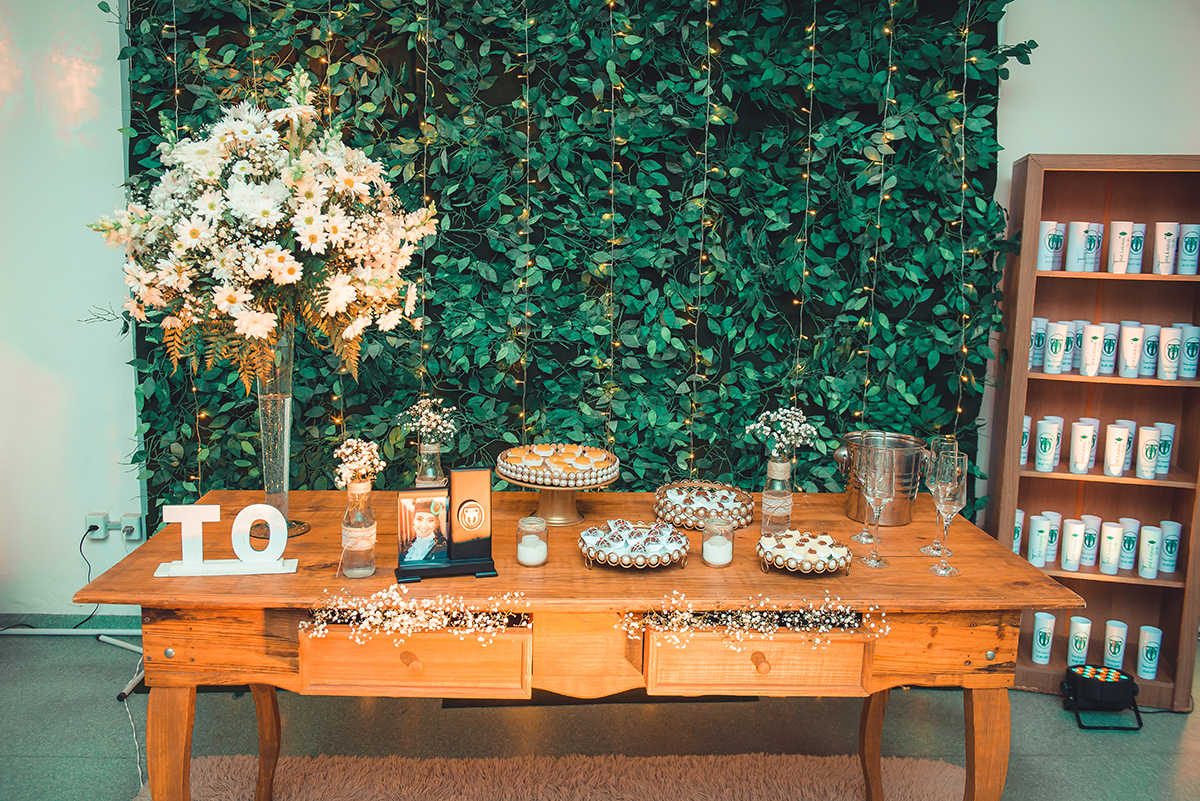 com o quadrinho de formatura em primeiro plano. foto por Marco Moscarelli Fotografo.