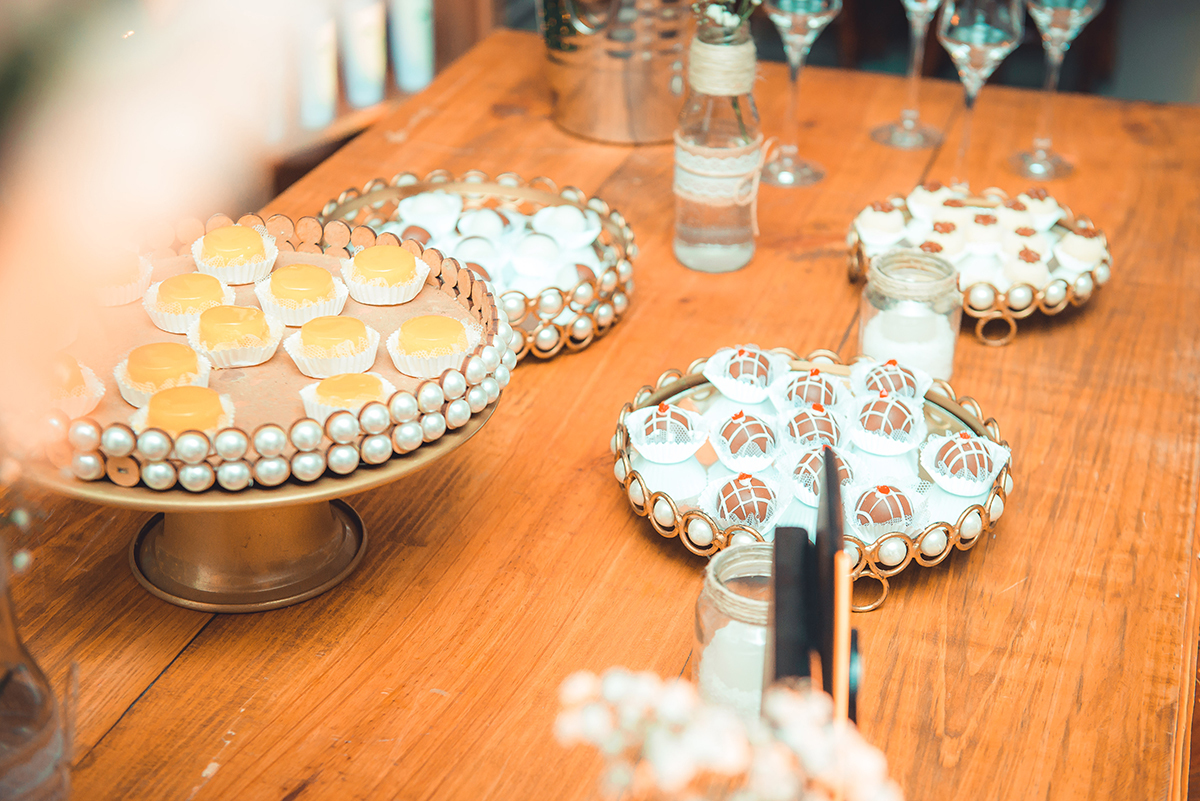 Detalhe da mesa de doces que compõe a decoração da recepção de formatura. Foto por Marco Moscarelli Fotografo.