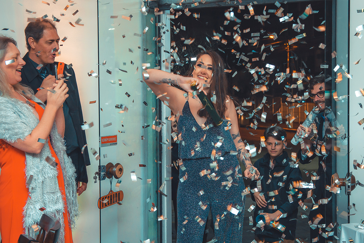 Momento da entrada da formanda sob muita chuva de prata na sua recepção de formatura. Foto por Marco Moscarelli Fotografo.