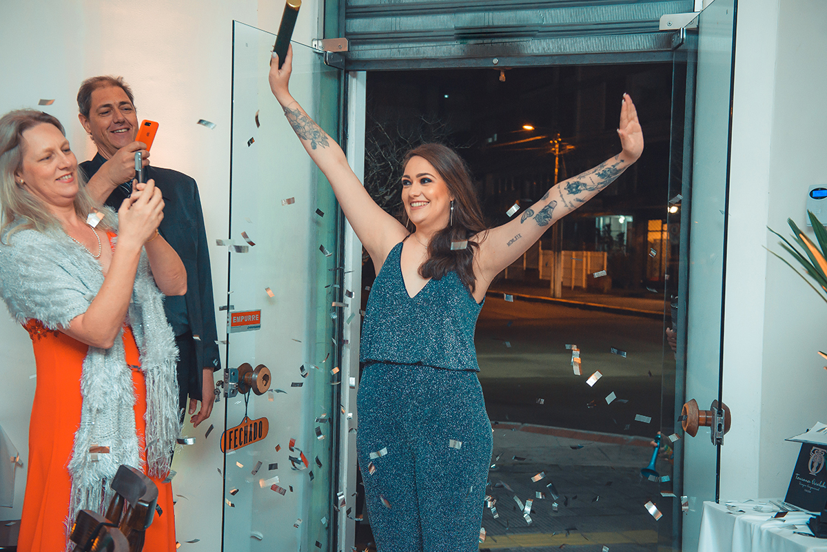 Momento da entrada da formanda sob muita chuva de prata na sua recepção de formatura. Foto por Marco Moscarelli Fotografo.