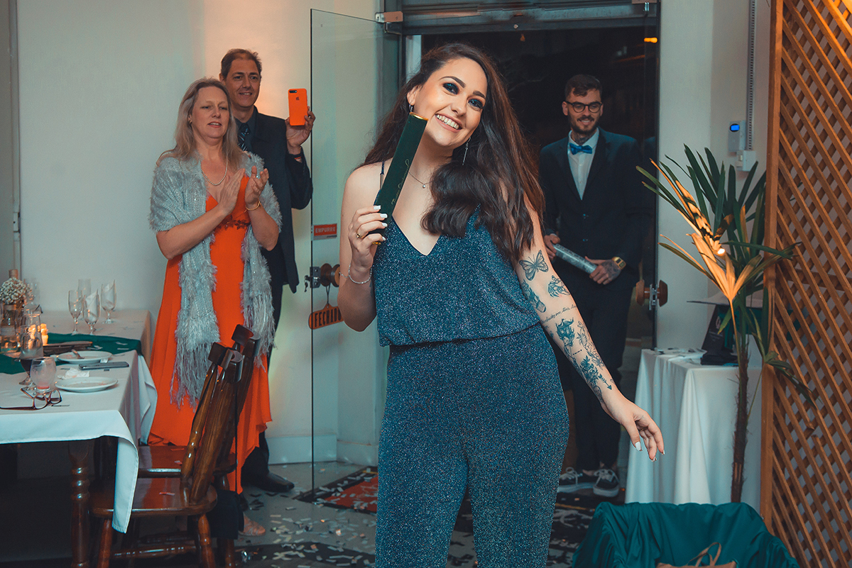 Momento da entrada da formanda sob muita chuva de prata na sua recepção de formatura. Foto por Marco Moscarelli Fotografo.