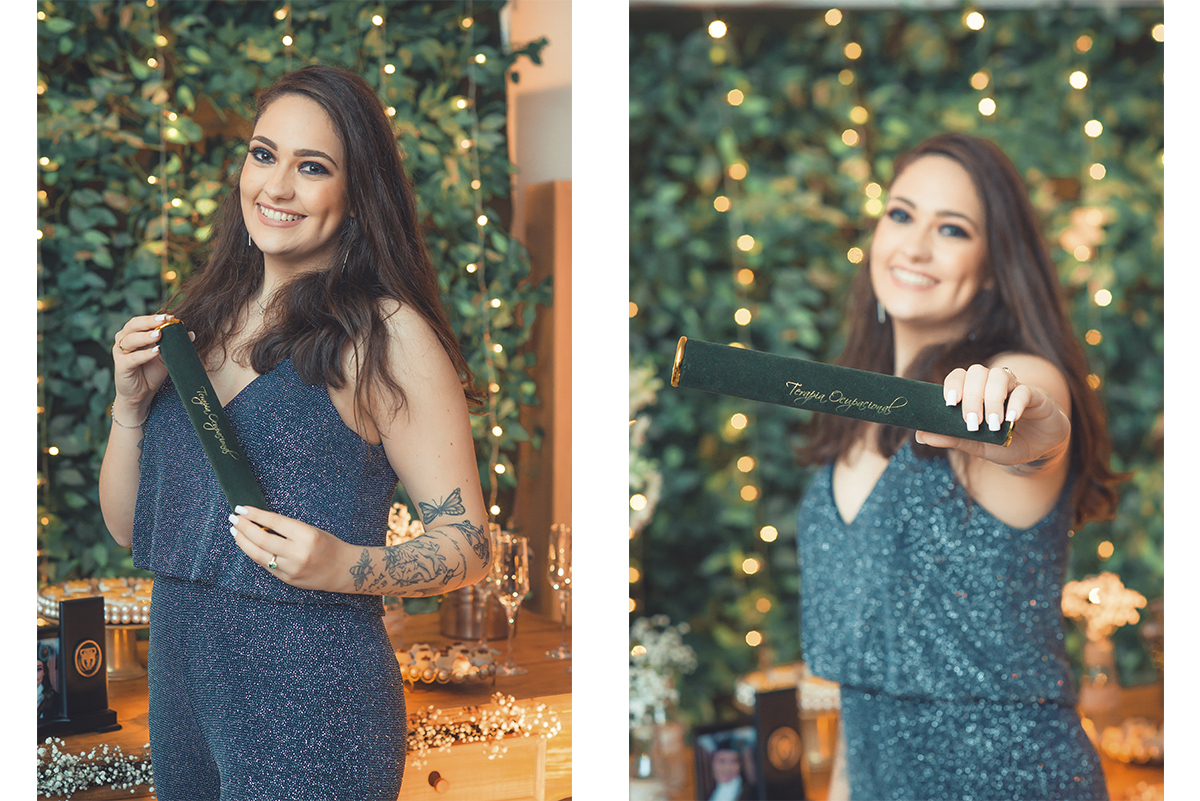 posando para retrato com seu canudo de formatura na mão, em uma delas com bastante desfoque. Foto por Marco Moscarelli Fotografo.