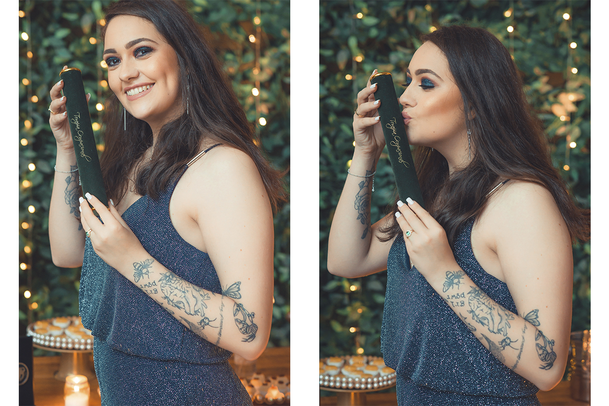 Formanda posando para dois retratos com seu canudo de formatura. na primera foto com um lindo sorriso e na segunda dando um belo beijo no canudo de formatura. Foto por Marco Moscarelli Fotografo.