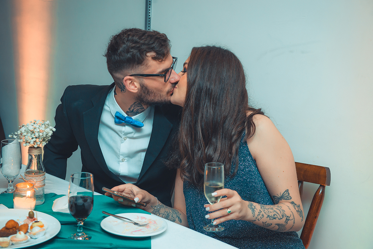 Fotografia de um momento de carinho entre a formanda e seu noivo durante a recepção de formatura. Foto por Marco Moscarelli Fotografo.