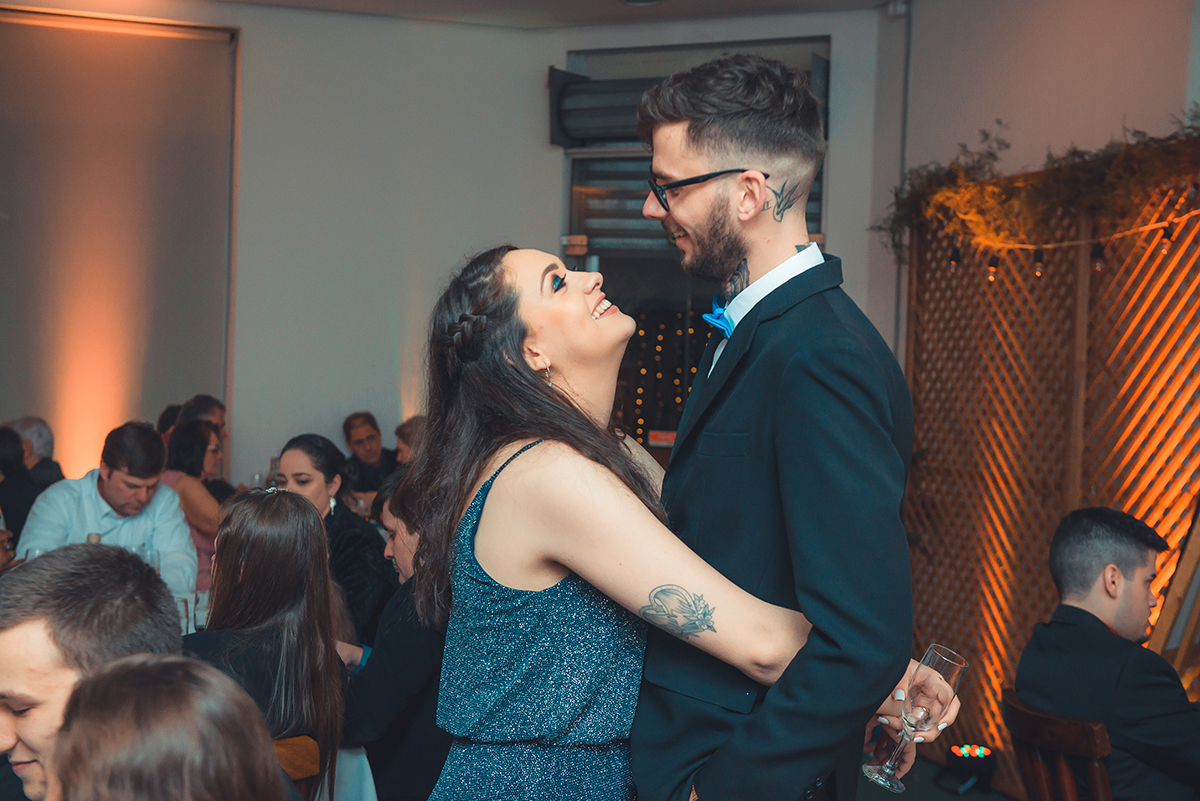 Fotografia de um momento de carinho entre a formanda e seu noivo durante a recepção de formatura. Foto por Marco Moscarelli Fotografo.