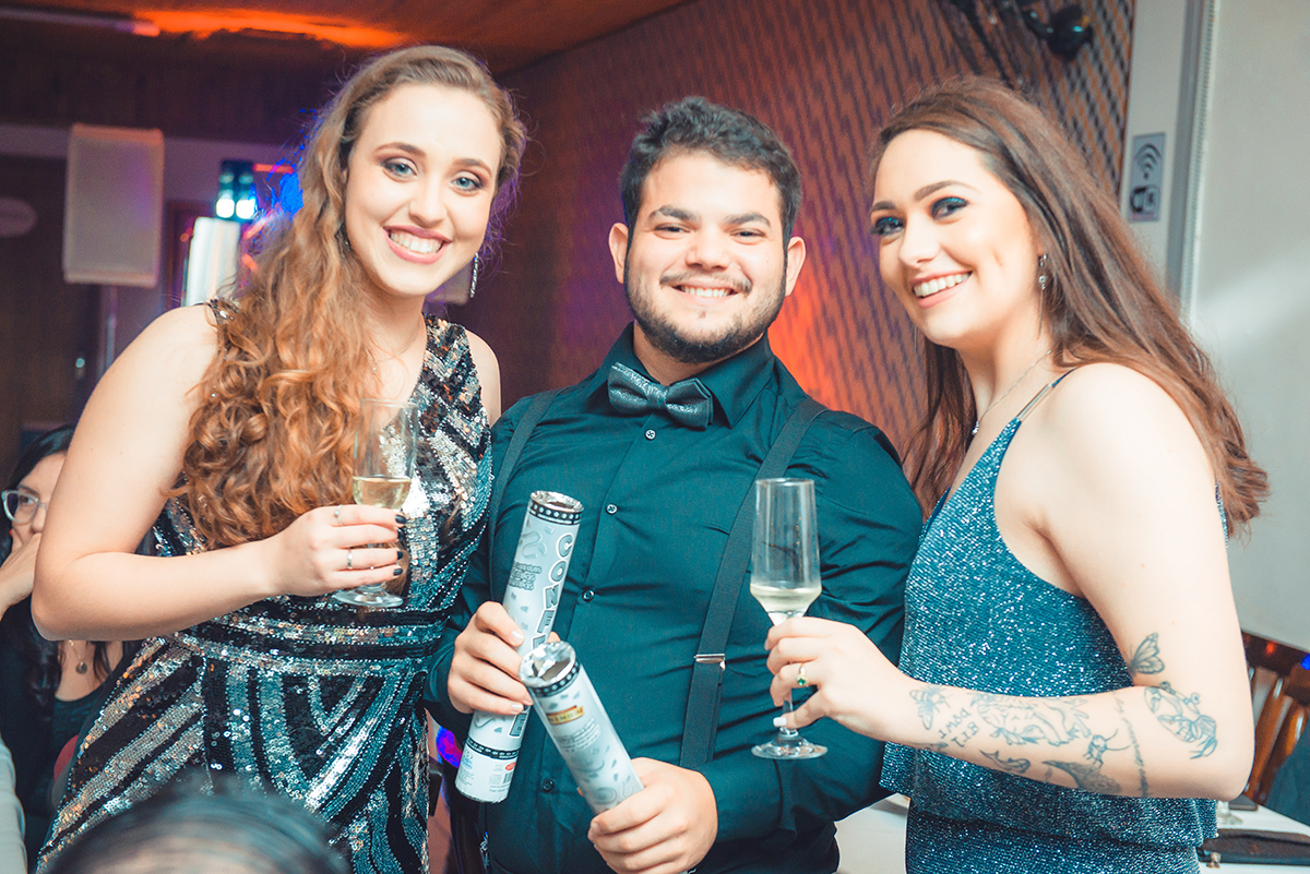 Convidados e formanda em momento alegre durante a dança na pista da recepção de formatura. Foto por Marco Moscarelli Fotografo.