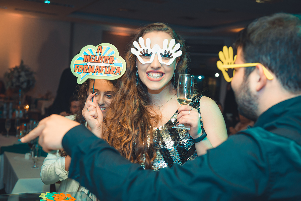 Momento alegre de convidados  durante a dança na pista da recepção de formatura. Foto por Marco Moscarelli Fotografo.