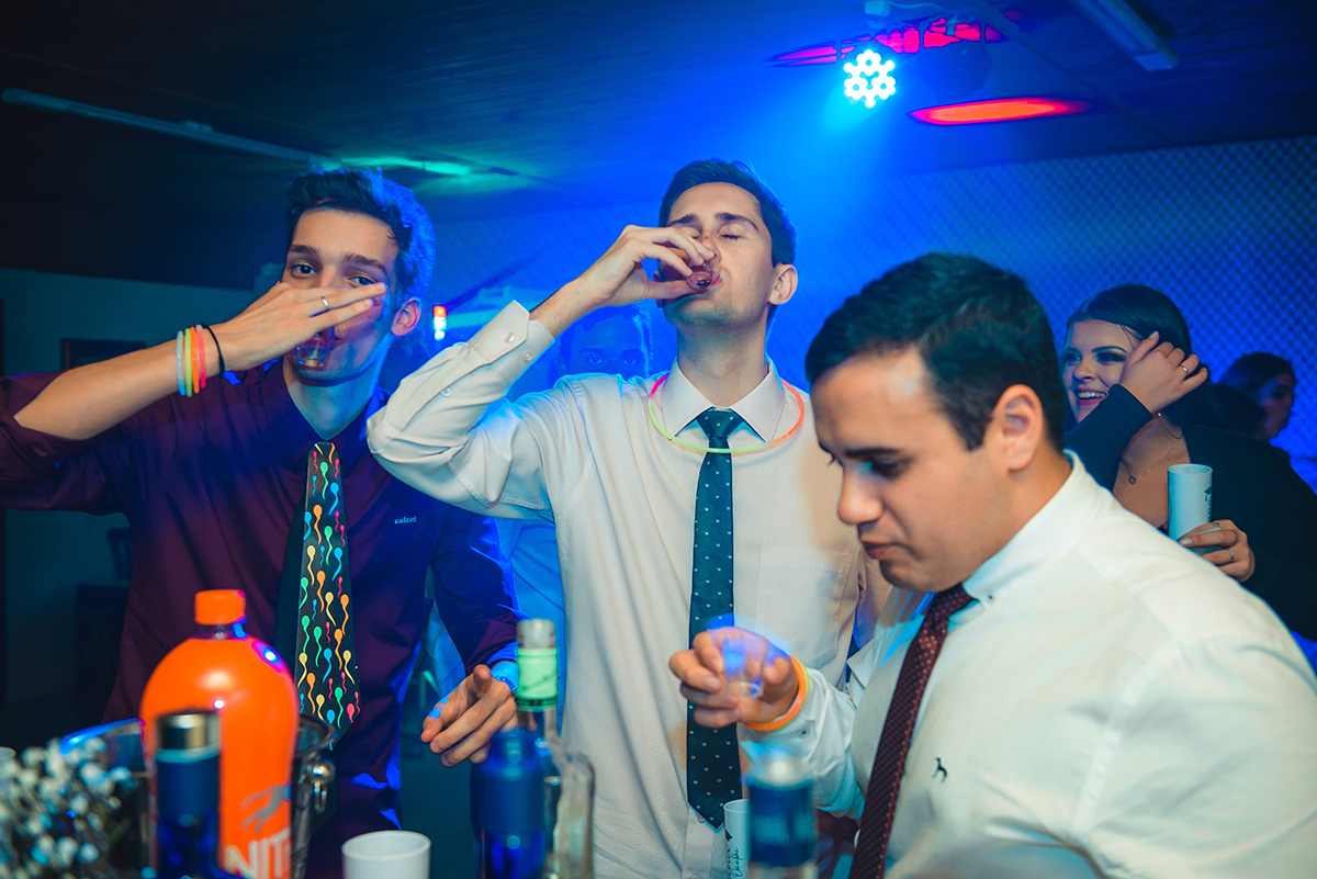 Convidados da formanda tomando tequila durante a festa na recepção de formatura. Foto por Marco Moscarelli Fotografo.
