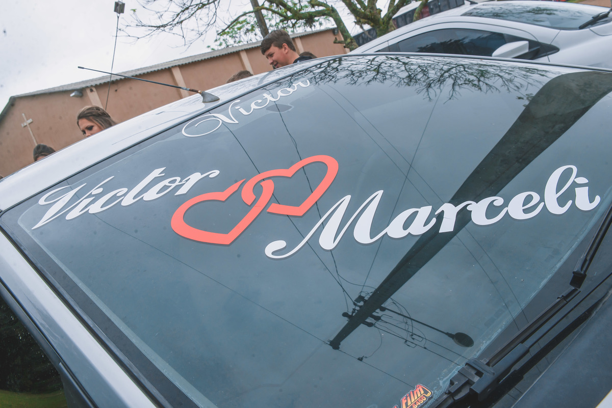 Detalhe do adesivo decorativo no carro dos noivos após o casamento. Foto por Marco Moscarelli Fotografo Pelotas.