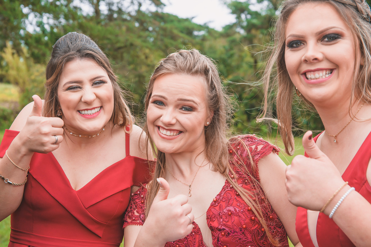 Fotografia descontraída das madrinhas da noiva sorridentes após a cerimônia de casamento. Foto por Marco Moscarelli Fotografo Pelotas.