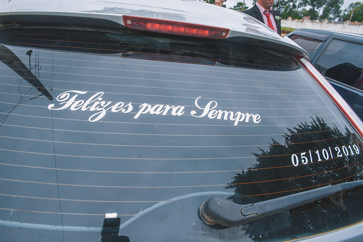 Detalhe do adesivo decorativo no carro dos noivos após o casamento. Foto por Marco Moscarelli Fotografo Pelotas.