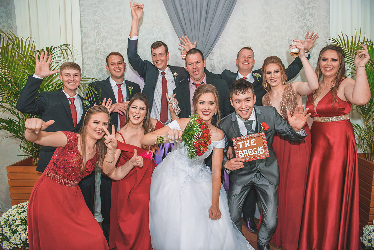 Foto divertida dos noivos com seus padrinhos durante a recepção do casamento. Foto por Marco Moscarelli Fotografo Pelotas.