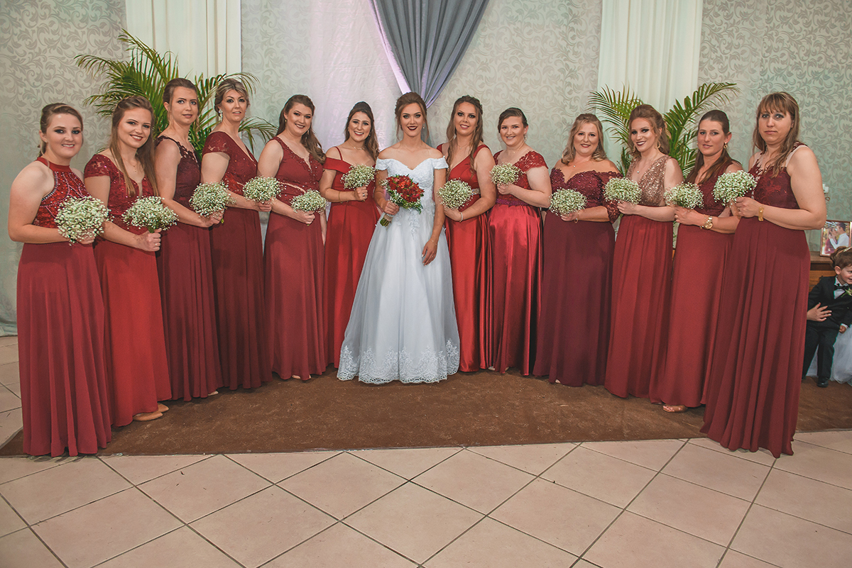 noiva posando para foto com suas madrinhas segurando seus buquês . Foto por Marco Moscarelli Fotografo Pelotas.