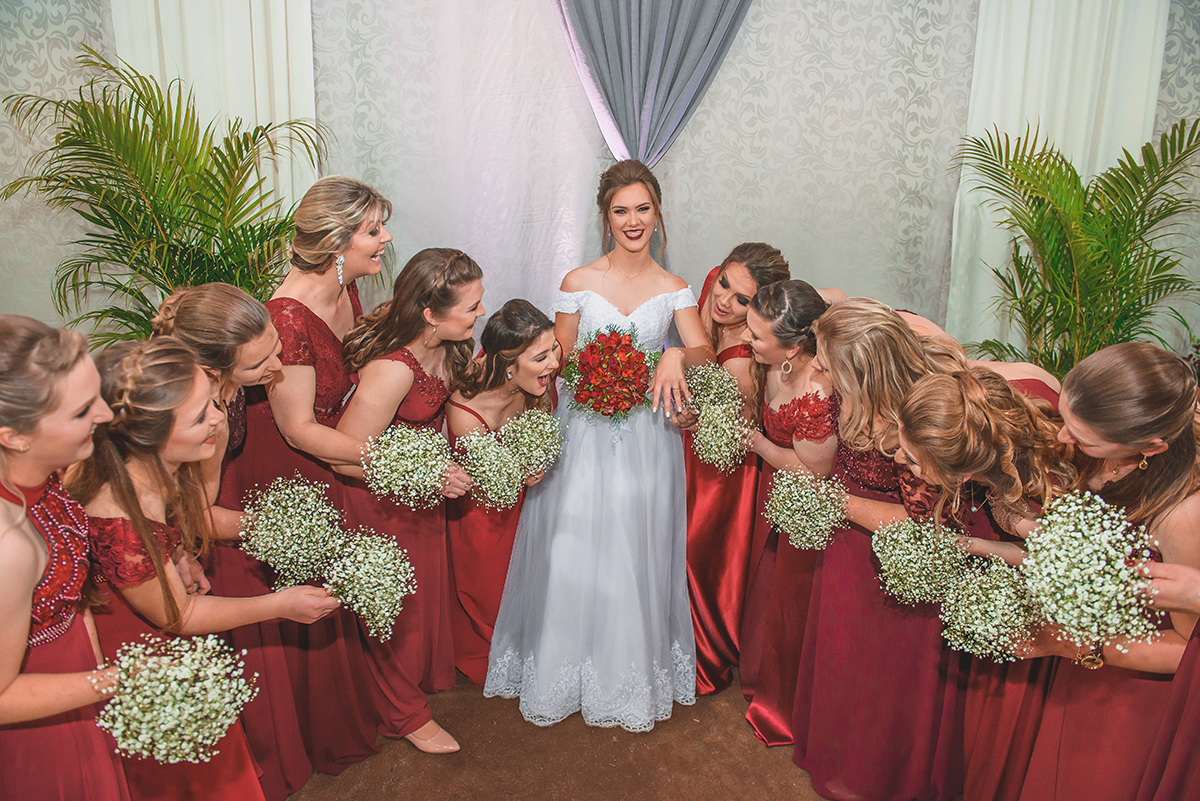 Noiva posando para foto divertida com suas madrinhas admirando sua aliança de casamento. Foto por Marco Moscarelli Fotografo Pelotas. 