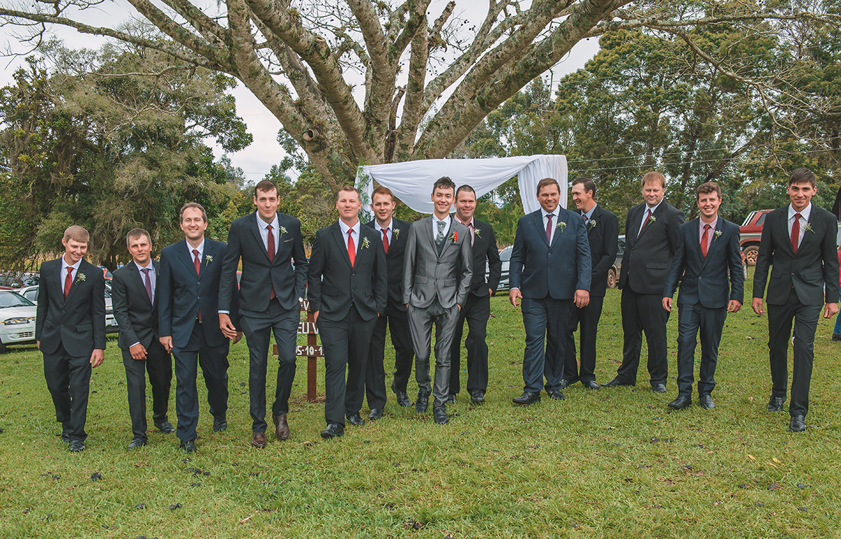 Noivo e padrinhos posando para foto sob uma linda figueira. Foto por Marco Moscarelli Fotografo Pelotas.