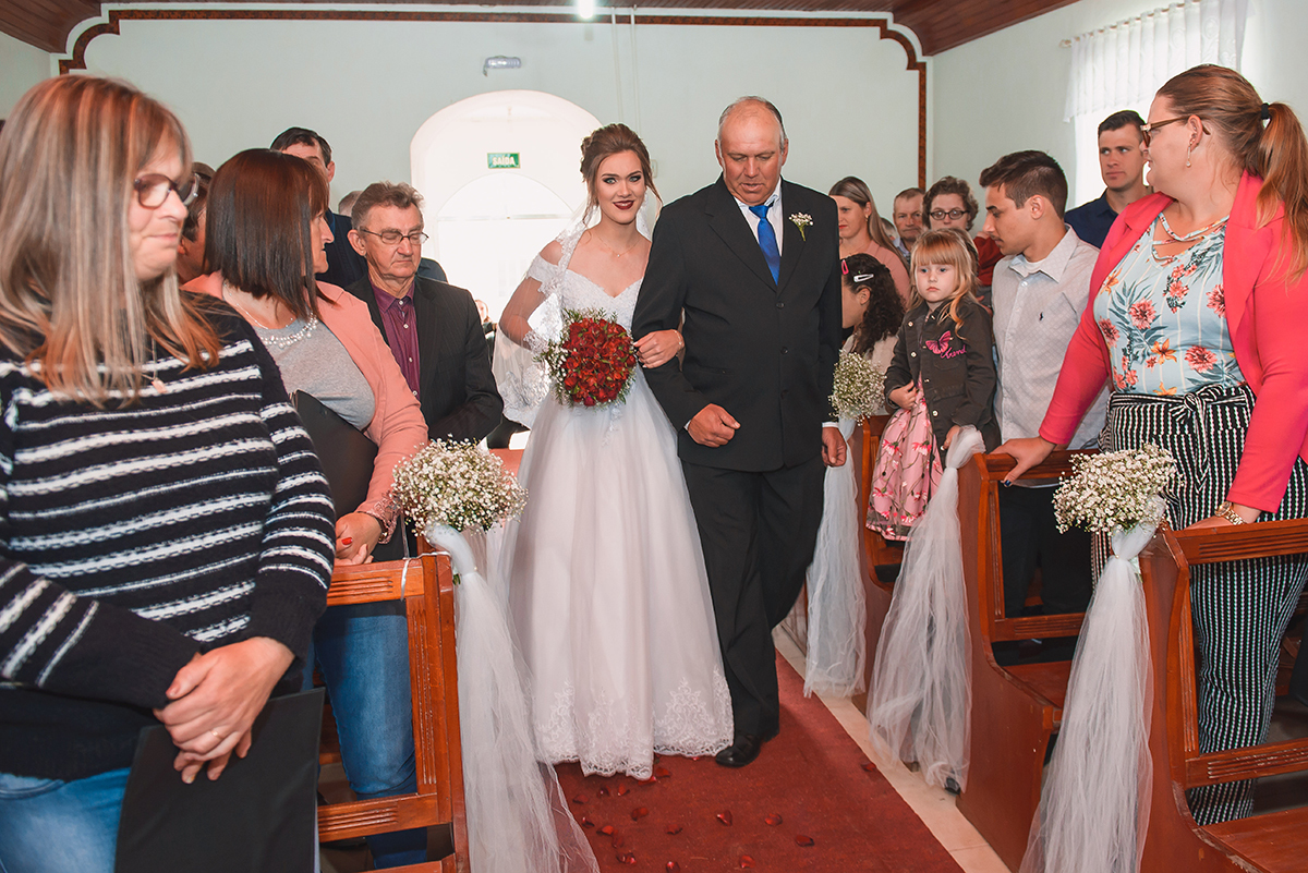 Noiva entrando na igreja acompanhada por seu pai. Foto por Marco Moscarelli Fotografo Pelotas.