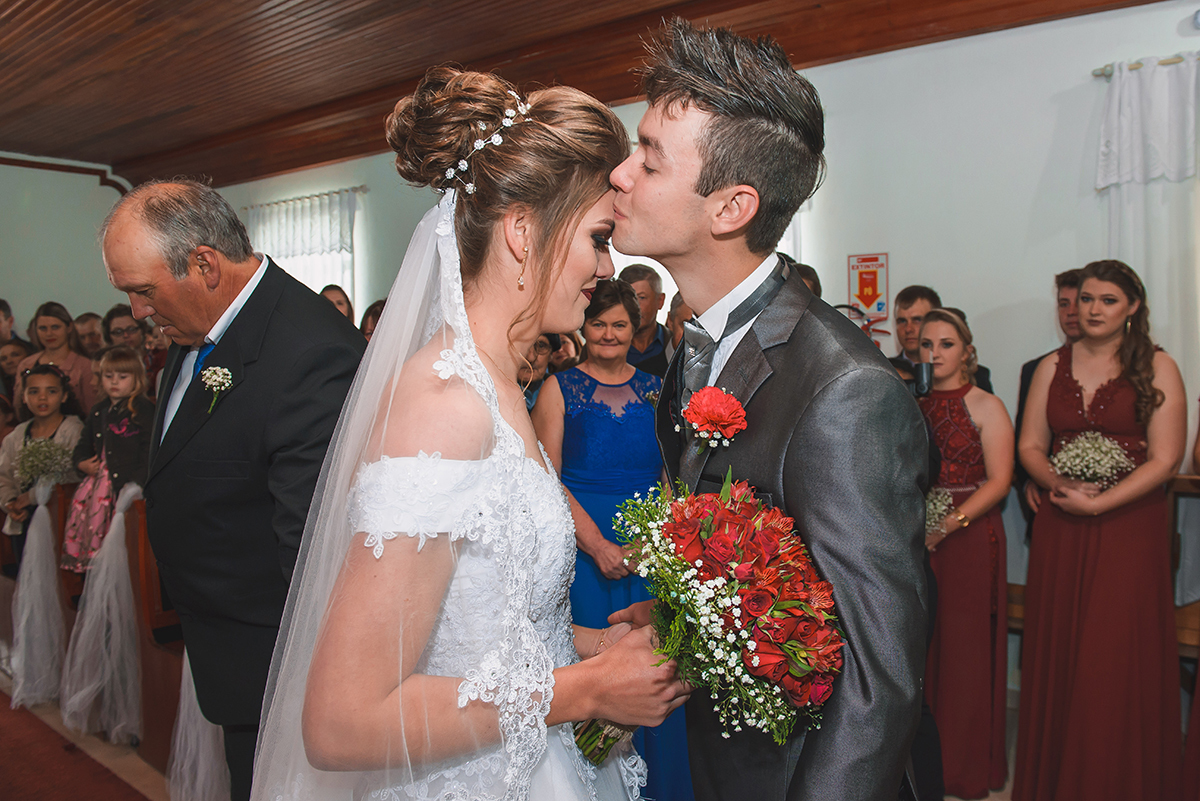 Noivo recebendo a noiva no altar com um lindo beijo na testa. Foto por Marco Moscarelli Fotografo Pelotas.